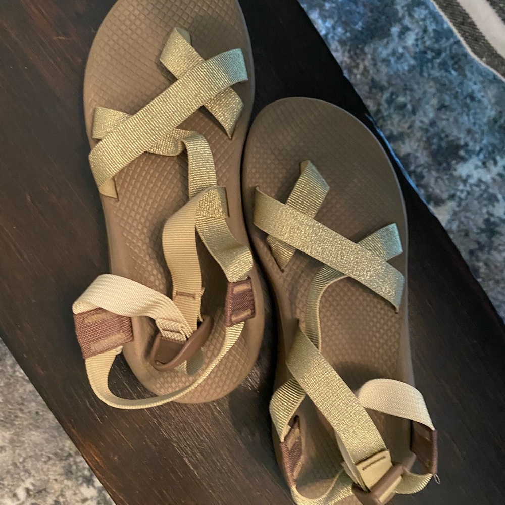 Like new womens cloud Chacos.